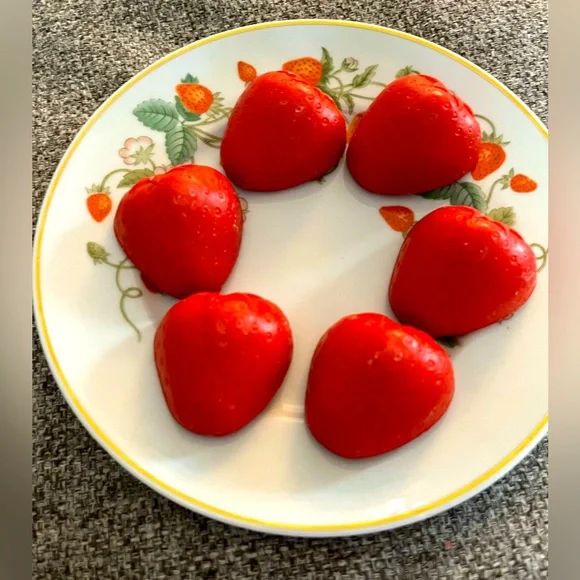 Vintage Strawberry Porcelain 22k Gold Trim Plate with strawberry bath soaps‎ - Picture 11 of 11